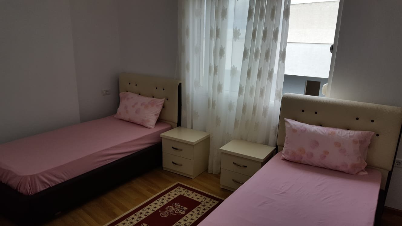 Jepet Apartament 2+1 me Qira në Fresk !