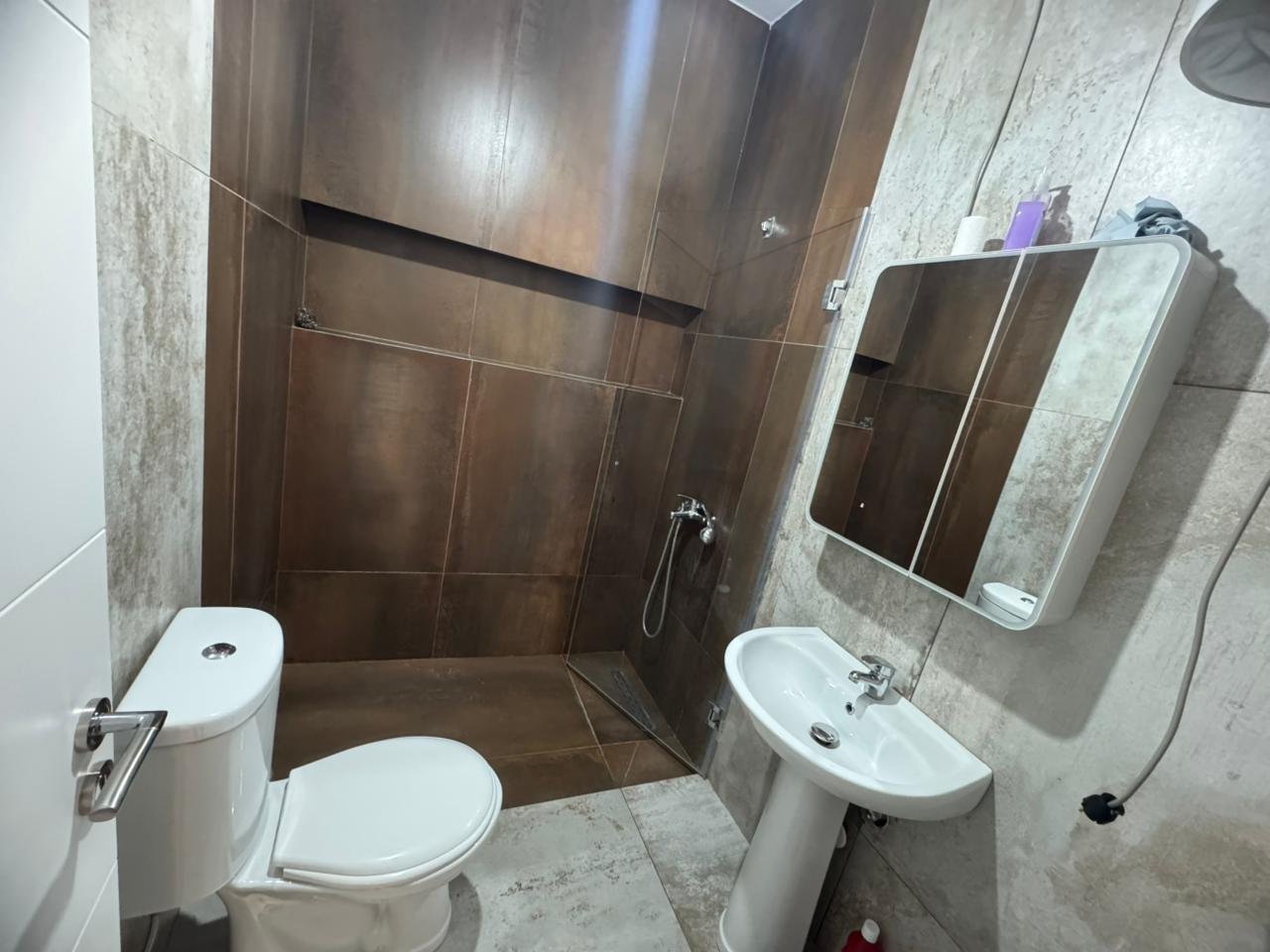 Jepet Apartament me Qira 1+1 në Astir!