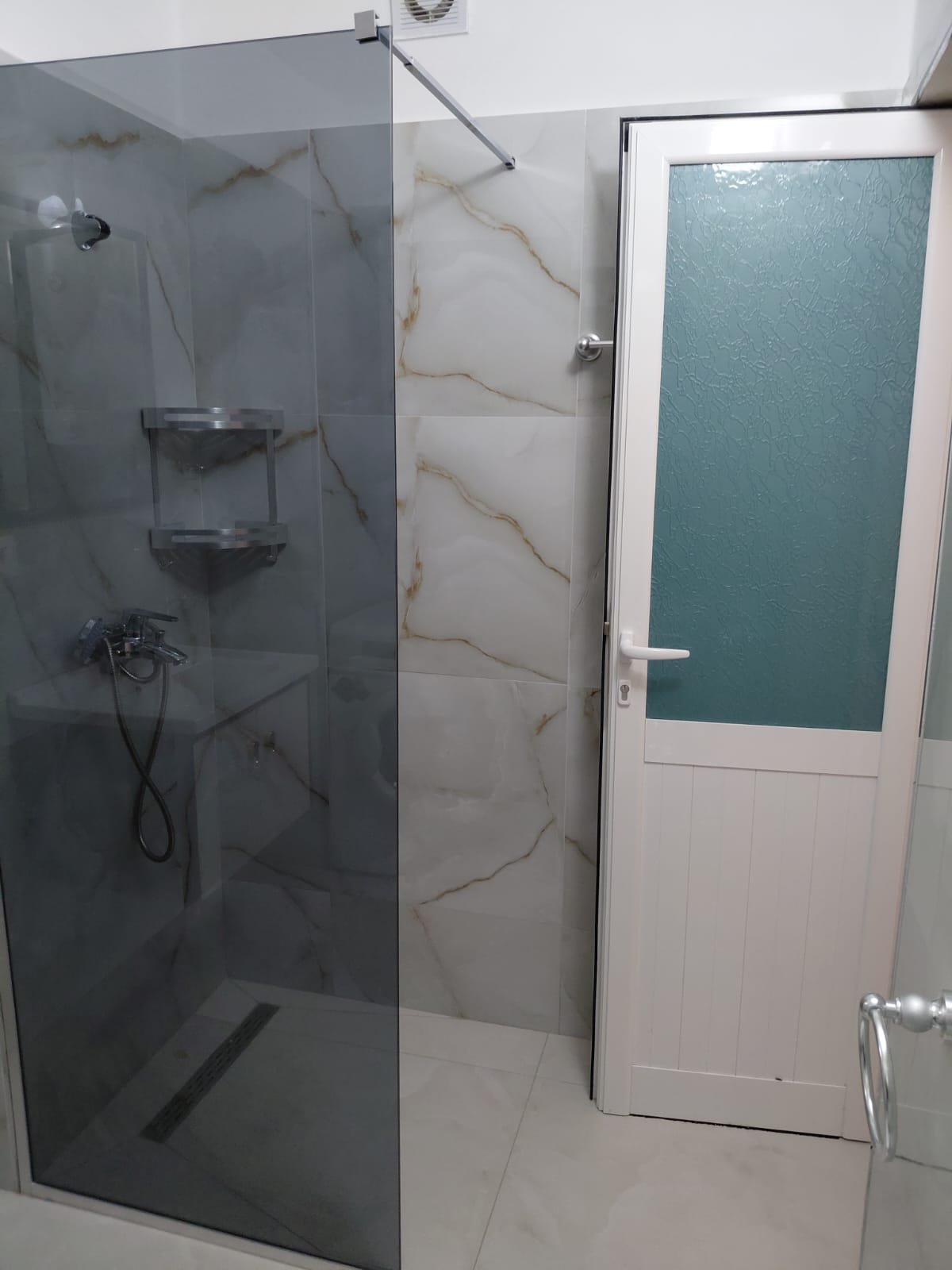 Jepet Apartament me Qira 1+1 tek Rruga e Dibrës !