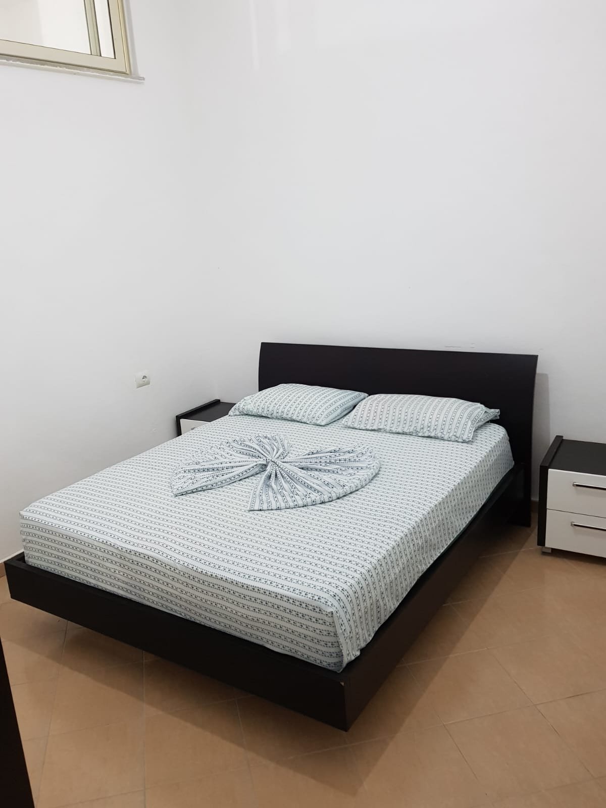 Jepet me qira, Apartament 1+1 ne Plazh Hekurudha,