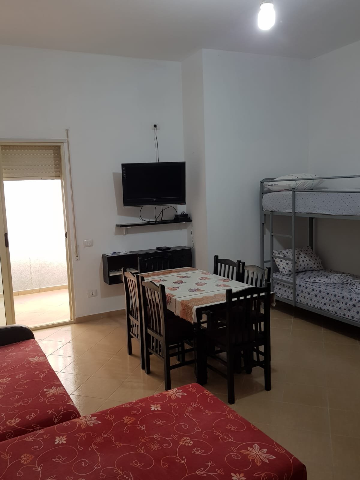 Jepet me qira, Apartament 1+1 ne Plazh Hekurudha,