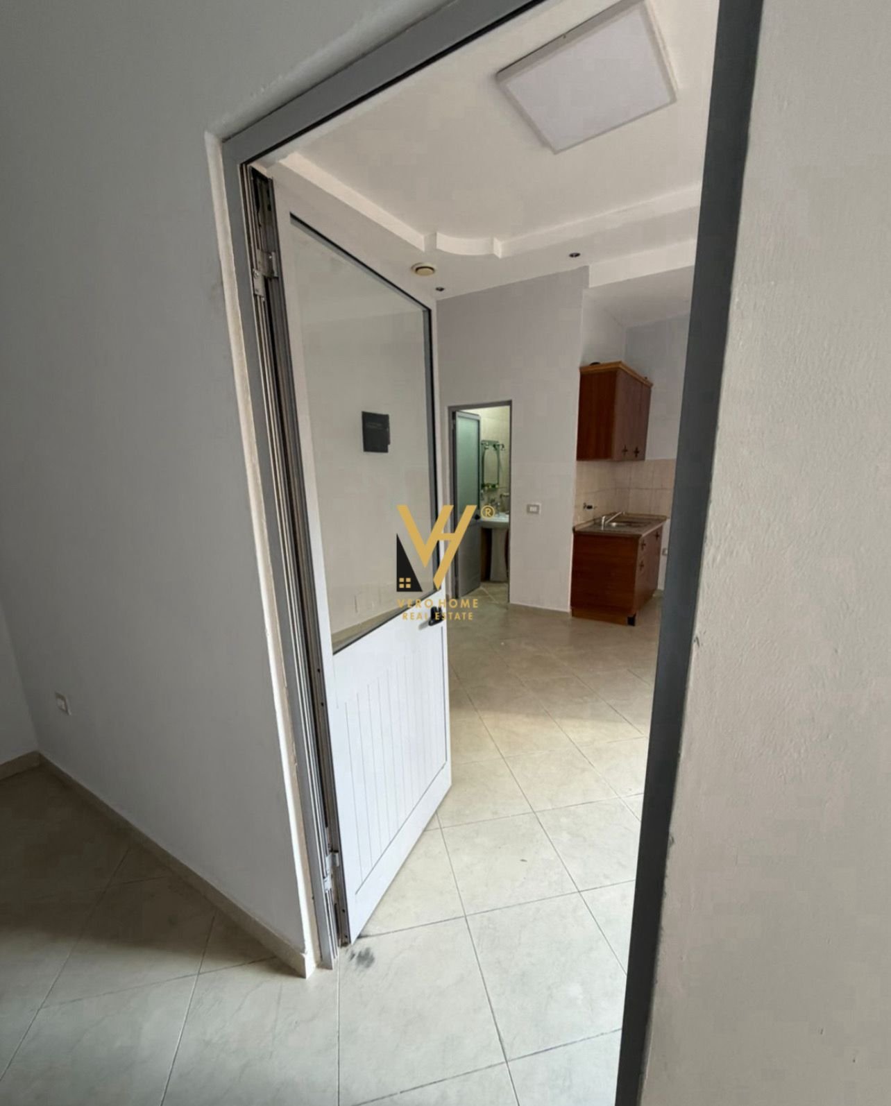 AMBIENT BIZNESI 40 M2 TE PROKURORIA 39.000 LEKE