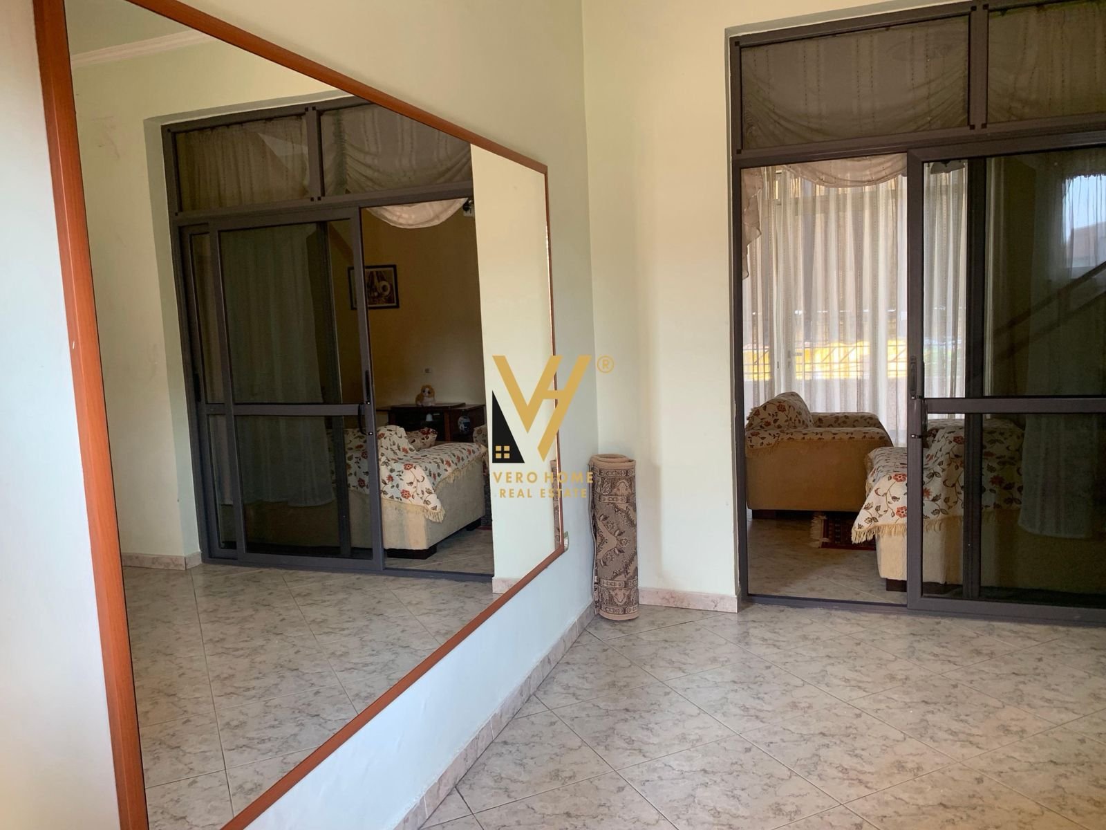 2+1+BLK ME QIRA NE PORCELAN 50.000 LEKE