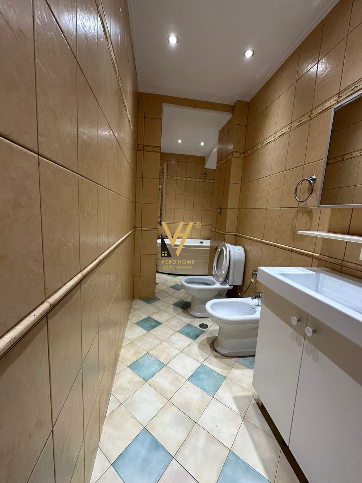 ZYRE 106 M2 ME QERA TE SHESHI WILLSON 100.000 LEKE