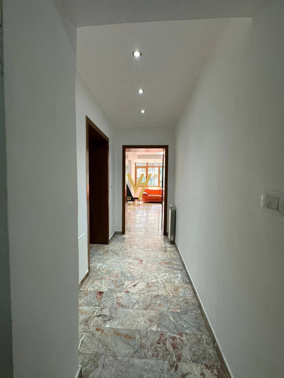 ZYRE 106 M2 ME QERA TE SHESHI WILLSON 100.000 LEKE