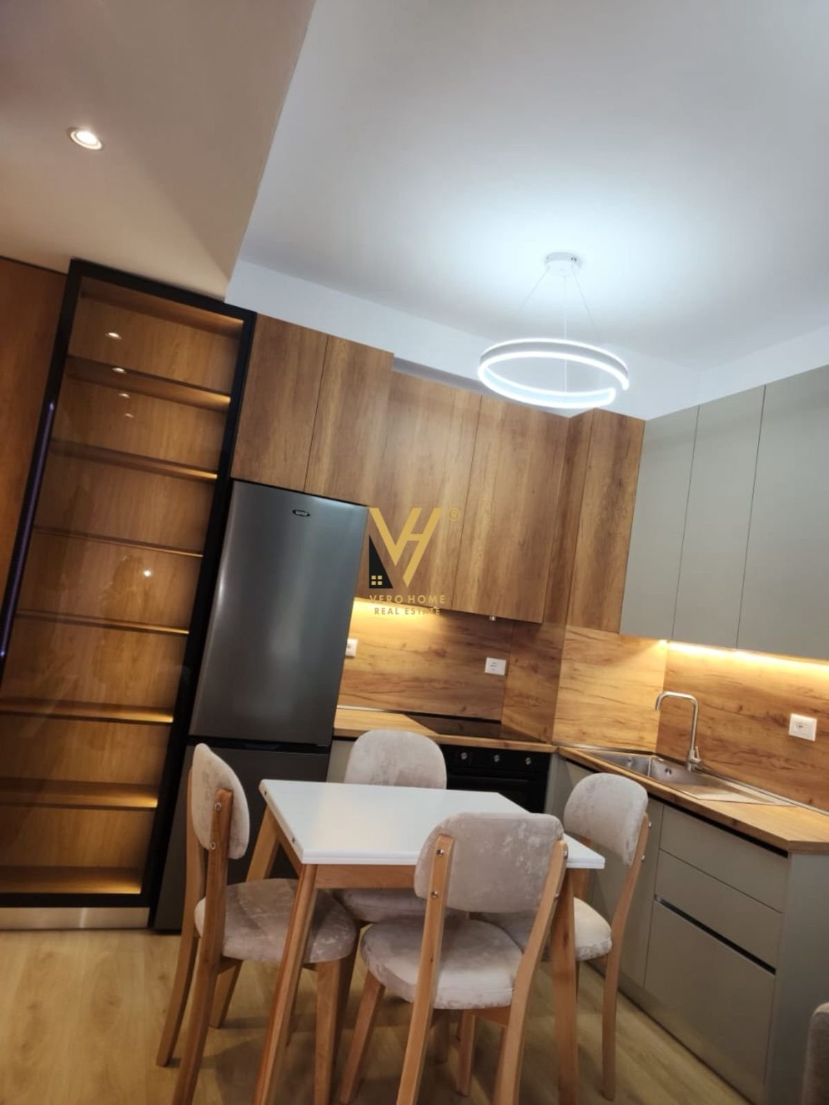 1+1 ME QERA TE KADIU, ALI DEMI 50.000 LEKE