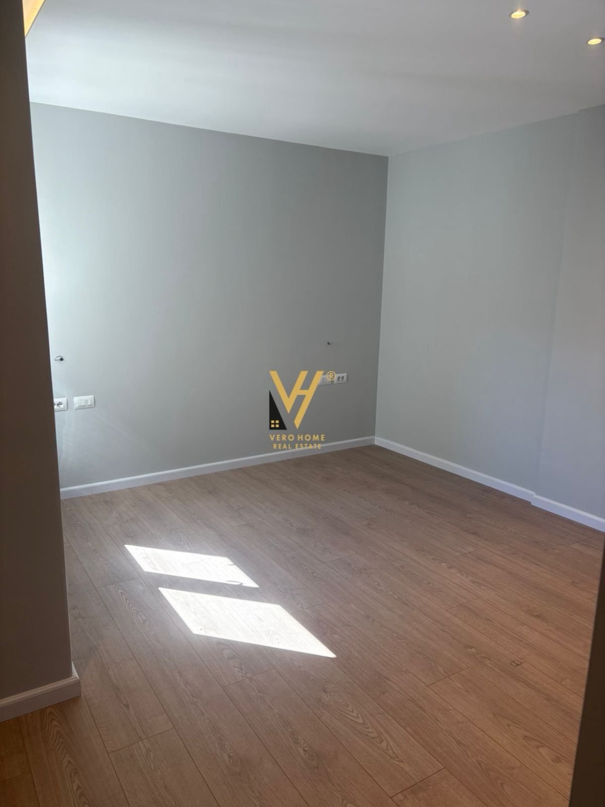 AMBIENT 92 M2 ME QIRA TE LIQENI I THATE 1.600 EURO