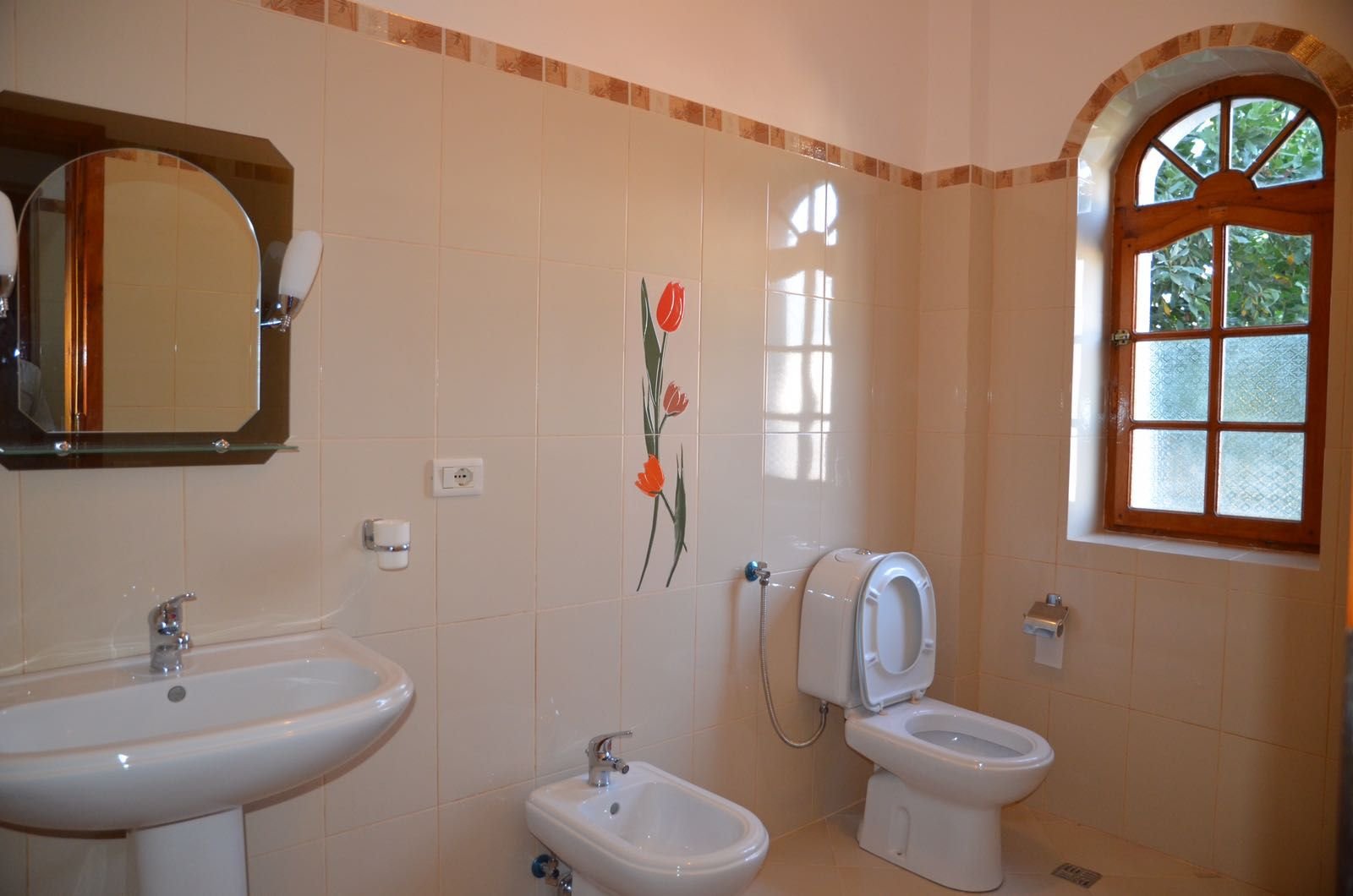 VILE 4 KATESHE TE RRUGA MIHAL GRAMENO 1.500 EURO