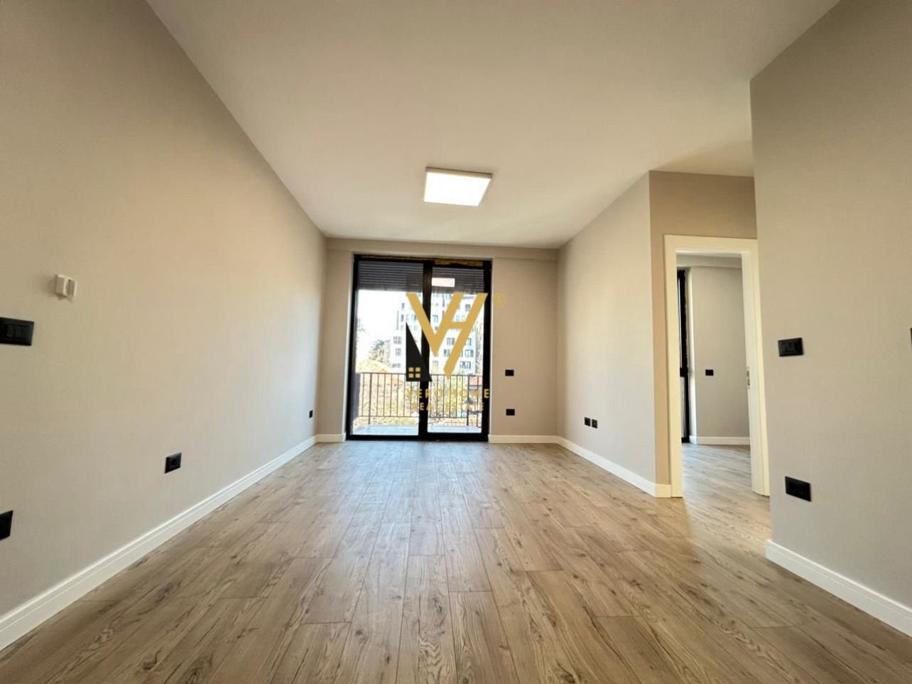 ZYRE 75 M2 ME QIRA TE SHKOLLA E KUQE 65.000 LEKE