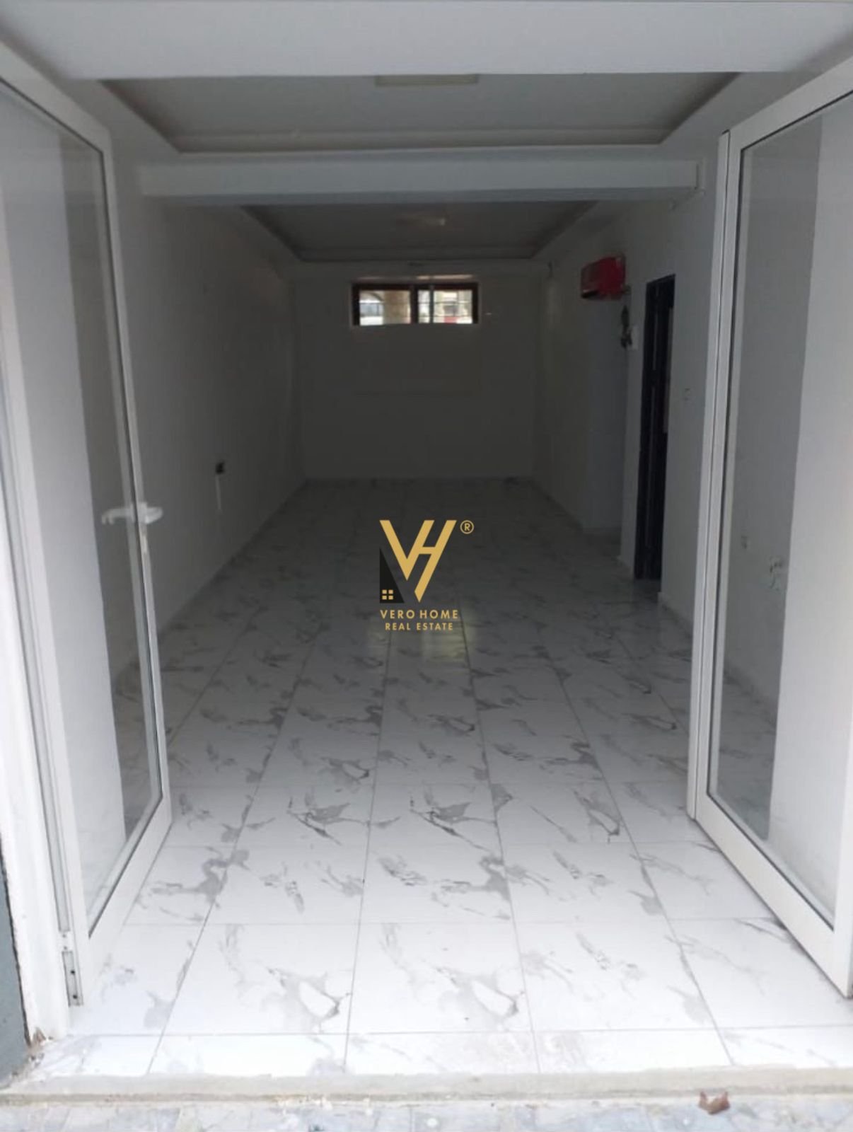 MAGAZINE 60 M2 ME QERA TE RRUGA E DIBRES 40.000 LE