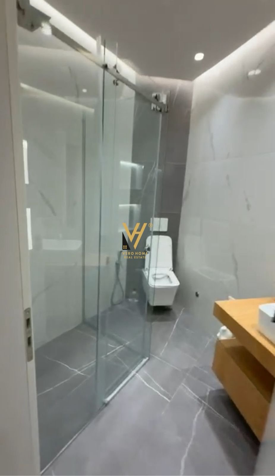 1+1+BLK ME QERA TE UNAZA E RE 65.000 LEKE