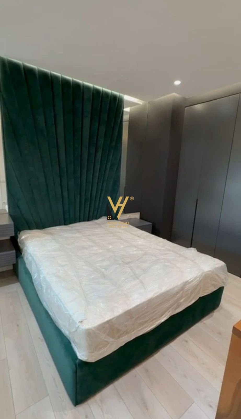 1+1+BLK ME QERA TE UNAZA E RE 65.000 LEKE