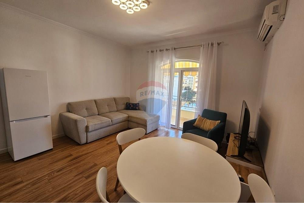 Jepet apartament 1+1 per qira tek rruga e Barrikad
